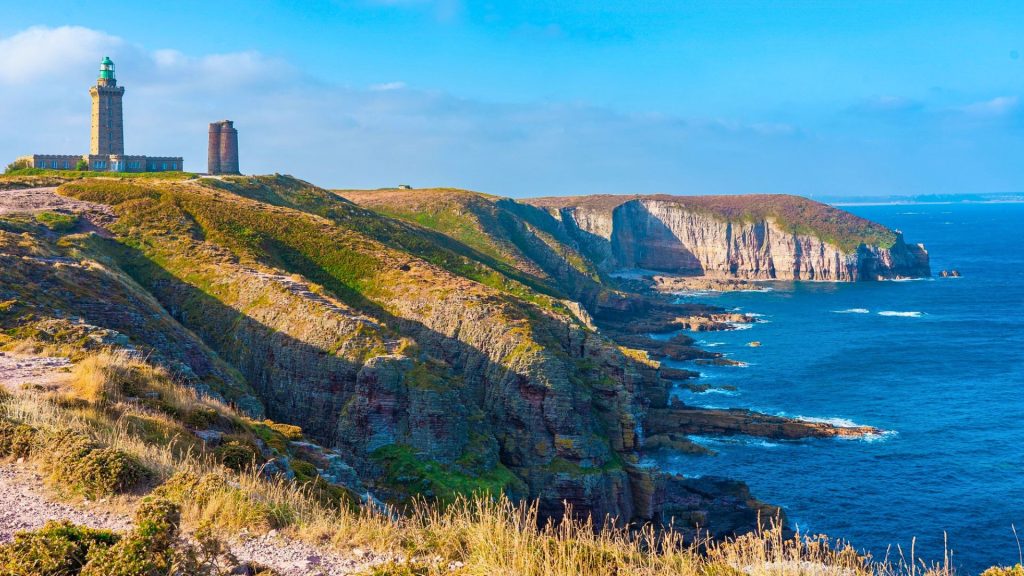 les falaises et le phare du Cap Fréhel à 20 minutes du gîte le Cocon de Matignon