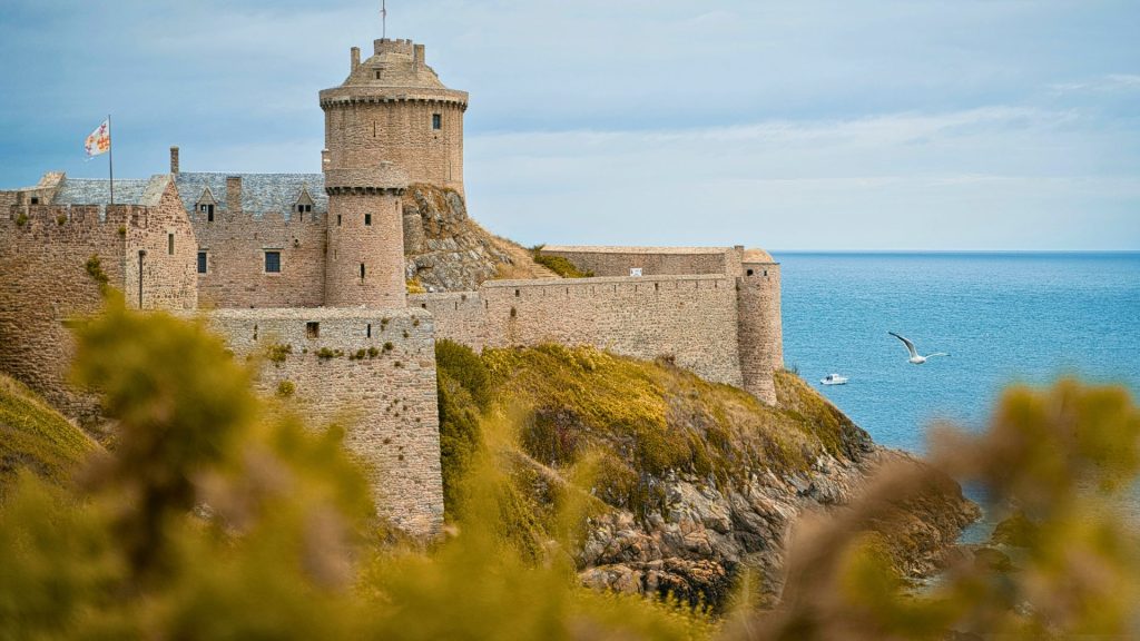 Château Le Fort Lalatte de la Roche Gouyon à 15 minutes du gîte le Cocon de Matignon