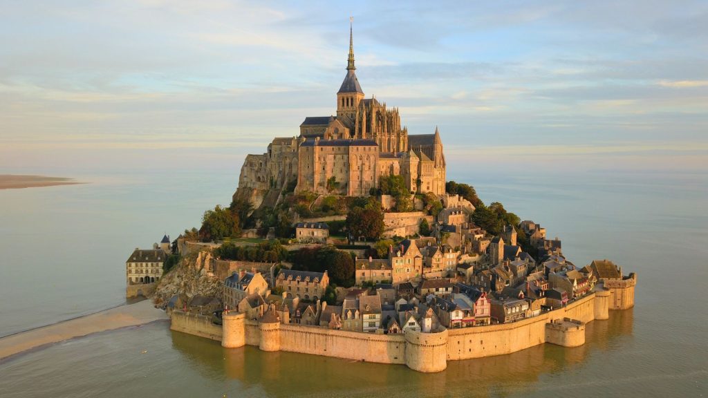 Vue aérienne du Mont Saint-Michel à 1h30 du Cocon de Matignon