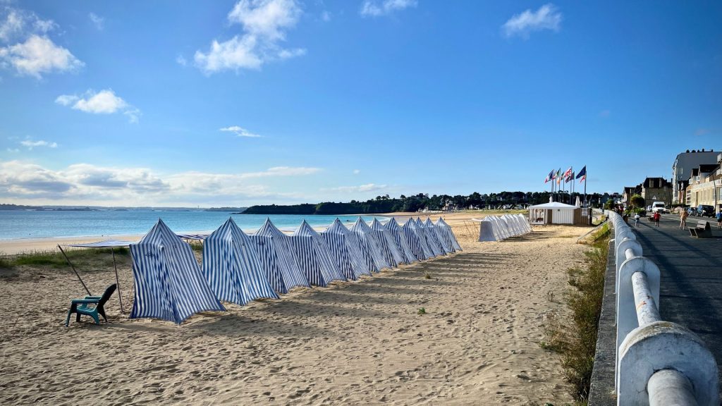 plage de la station balnéaire de Saint-Cast le Guildo à 5 minutes du gîte le Cocon de Matignon